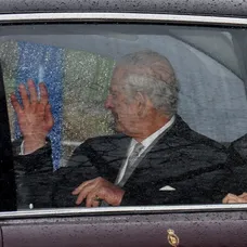 Kráľ Karol III. sa vrátil do Londýna, aby pokračoval v liečbe