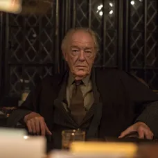 Michael Gambon ako Alistair Mackinnon v seriáli Fearless.