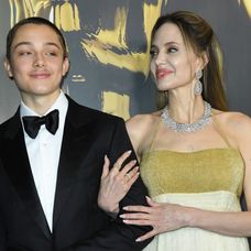 Angelina Jolie so synom Knoxom na Governors Awards v LA