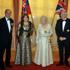 Na snímke zľava princ Philip, vojvoda z Edinburghu, Silvia Gašparovičová, britská kráľovná Alžbeta II. a prezident SR Ivan Gašpa