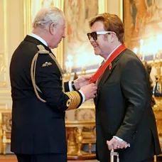 Eltonovi Johnovi udelili vyznamenanie Rad spoločníkov cti.