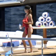 Victoria si užíva slnko v červených bikinách.