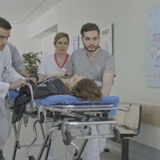 Šimonova kamarátka Luara skolabuje.