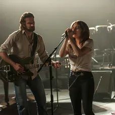 Bradley Cooper a Lady Gaga vo filme A Star Is Born
