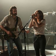 Bradley Cooper a Lady Gaga vo filme A Star Is Born