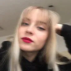 Dnes má Laura nový imidž, nosí ofinu.