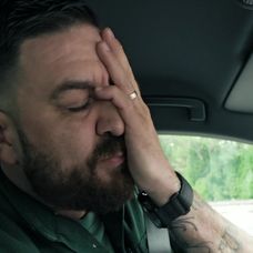 Na nože - martin si číta odpovede na recenzie zákazníkov