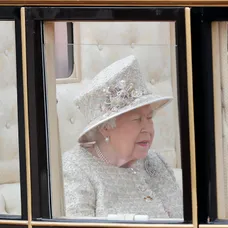 Meghan a Harry v sprievode.