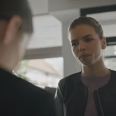 Katka vyhľadá Evu v hoteli.