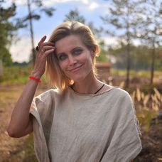 Silvia Šuvadová ako farmárska slúžka