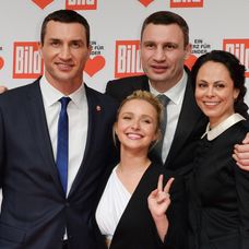 Bratia Klitchkovci s partnerkami.
