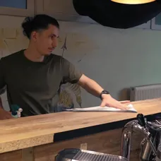 Na nože - Denis sa topí v dlhoch