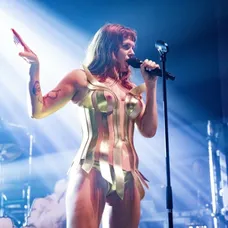 Speváčka Tove Lo počas koncertu v Birminghame..