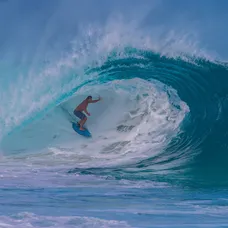 Po útoku žraloka zomrela surferská legenda Tamayo Perry