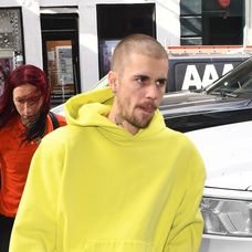 Justin Bieber zamieril do nahrávacieho štúdia v New Yorku, no svojím prázdnym pohľadom vydesil fanúšikov.