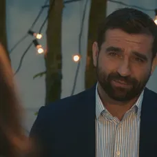 Jakub (Milan Ondrík) chce, aby to s Evou (Klára Issová) skúsili od začiatku.