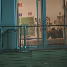 Eva vidí Katku v spoločnosti iného muža.