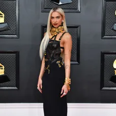 Dua Lipa na 64. ročníku udeľovania hudobných cien Grammy v Las Vegas