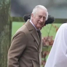 Kráľ Karol III. počas cesty na omšu do kostola v anglickom Sandringhame.