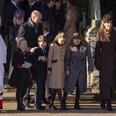 Kráľovská rodina na tradičnej prechádzke pred kostolom.