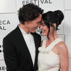Katy Perry a Justin Trudeau žiarili na červenom koberci.