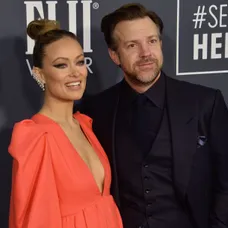 Jason Sudeikis a Olivia Wilde na pláži v Malibu