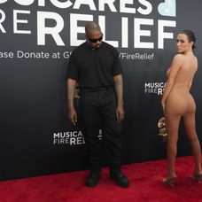 Kanyeho manželka prišla na Grammys takmer nahá