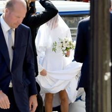 Ellie Goulding so závojom na hlave vchádza do kostola