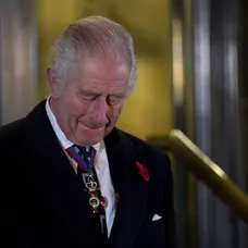 Britský kráľ Karol III. odhalil sochy svojich rodičov - zosnulej kráľovnej Alžbety II. a zosnulého princa Philipa - na vstupnom priečelí londýnskej Royal Albert Hall