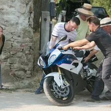 Motorku opatrne kladú na zem 