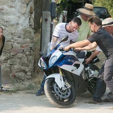 Motorku opatrne kladú na zem 
