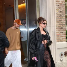 Tehotná Hailey Bieber v odvážnom overale