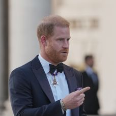 Princ Harry prvýkrát na verejnosti od návratu do Veľkej Británie