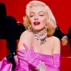 Marilyn Monroe sa premenila na Barbie.