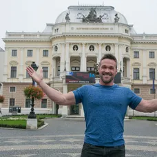 Chris Powell pred Slovenským národným divadlom