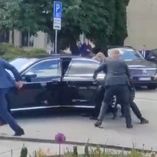 Premiéra urýchlene odviezli.