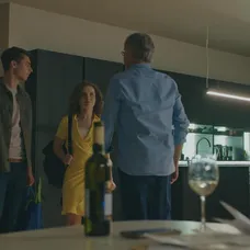 Filipov otec sa nečakane zjaví uňho doma.
