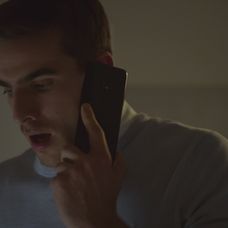 Martin (Adam Baryd) telefonuje s Luciou