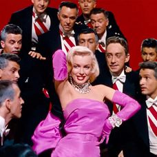 Marilyn oblečené vo filme Páni majú radšej blondínky z roku 1953. 