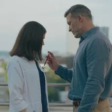 Andrej (Ján Koleník) po nádhernom vyznaní pobozkal Júliu (Sarah Arató).