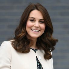Kate s rozpustenými vlasmi