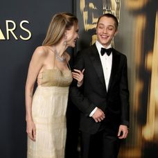 Angelina Jolie so synom Knoxom na Governors Awards v LA