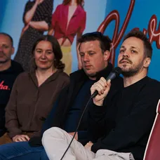 Zábery z tlačovej konferencie k premiére filmu Kavej, ktorá sa konala v železničnom vagóne