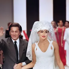 Sharon Stone na prehliadke značky Valentino v roku 1993.