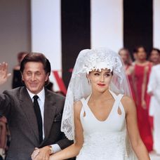 Sharon Stone na prehliadke značky Valentino v roku 1993.