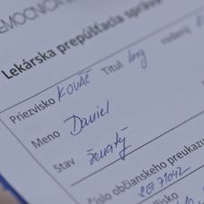 Lekár Fabián si niečo všimne.