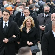 Prezidentka SR Zuzana Čaputová s partnerom na poslednej rozlúčke Mekyho Žbirku