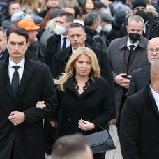 Prezidentka SR Zuzana Čaputová s partnerom na poslednej rozlúčke Mekyho Žbirku