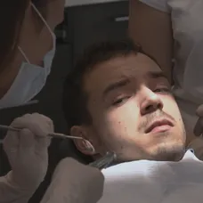 Edo sa bráni všetkými silami.