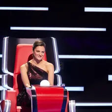7. čierne šaty s jedným rukávom